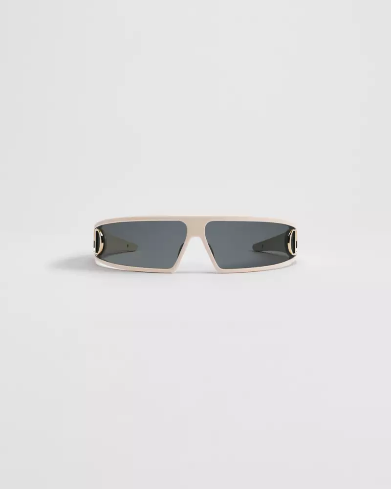 VERYM1UXR95A0_SBG_E01